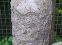 Quellstein - Granit Säule poliert, beige
