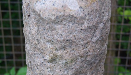 Quellstein – Granit Säule poliert, beige