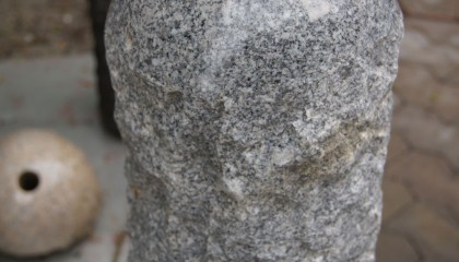 Quellstein – Granit Säule poliert, grau