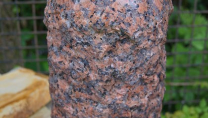 Quellstein – Granit Säule poliert, rot