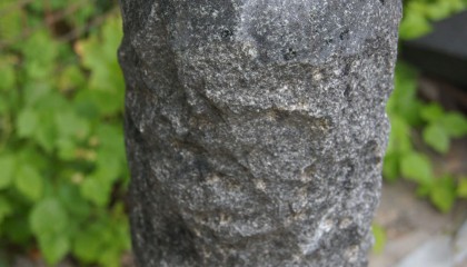Quellstein – Granit Säule poliert, schwarz