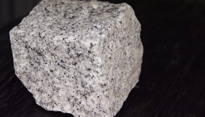 Pflastersteine – Granit hellgrau mittelkorn 8x11cm