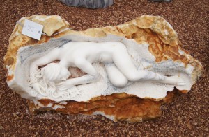 Marmorfigur - Schlafende-Frau-1