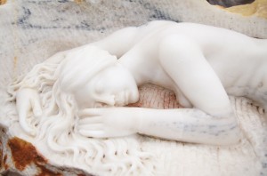 Marmorfigur - Schlafende-Frau-3