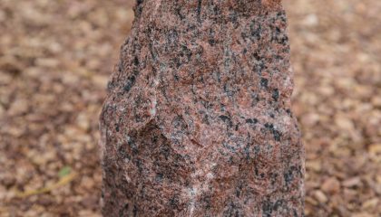 Zierstein – Vanga rot Miniobelisk 20-40cm